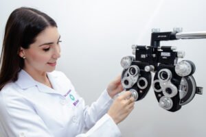 Dra. Larissa Gemballa ajustando o refrator em consultório